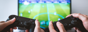 Due ragazzi della GenZ giocano ad un videogioco